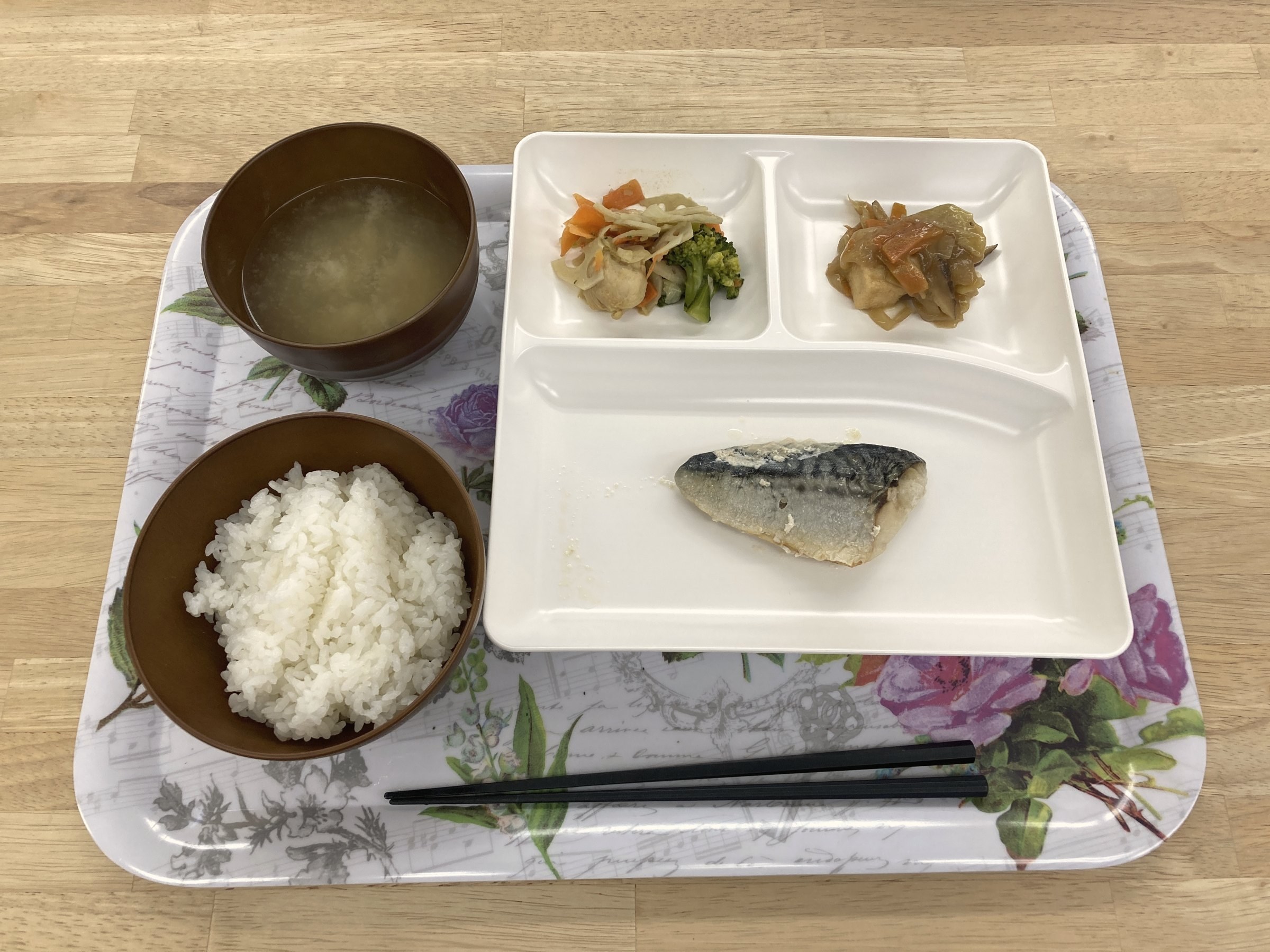 お盆にのったお昼ごはん。ご飯、みそ汁、焼き魚、副菜
